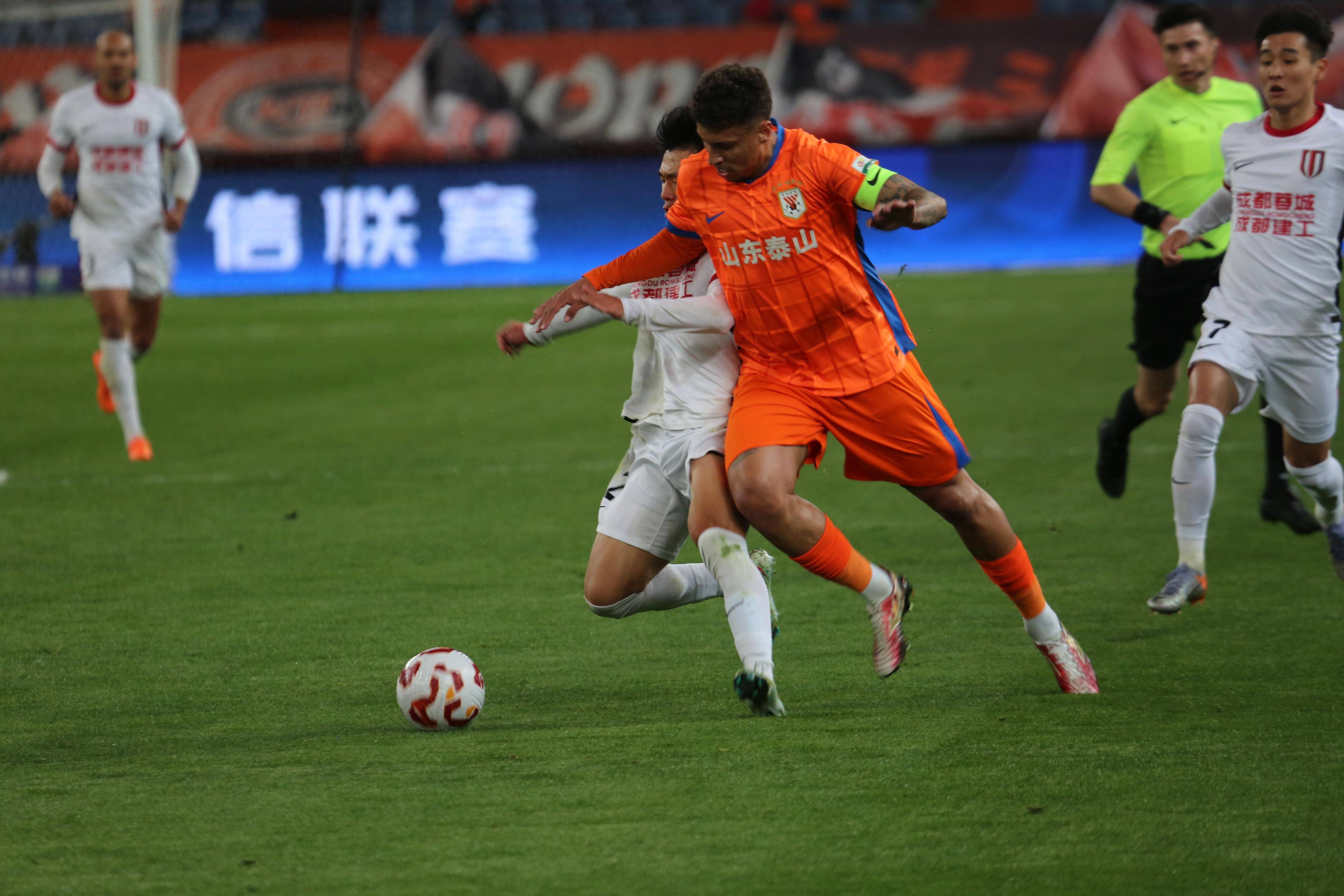 山东泰山训练开放日，冲刺阶段篮板制胜引欢呼，CBA常规赛在即，身体对抗强度拉满(山东高速篮球官网)